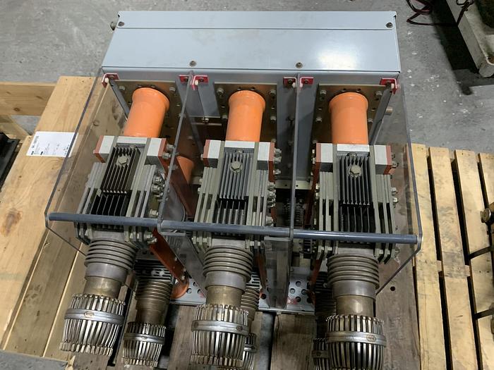 Used SQUARE D COMPANY 3000 AMP MEDIUM VOLTAGE BREAKER VACUUM SWITCH