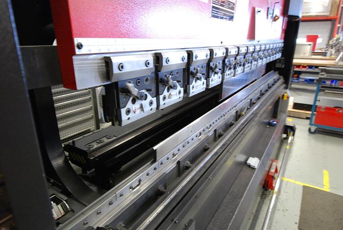 Used 146 TON X 122.4", AMADA 2015, HG1303, SERVO/HYDRAULIC CNC PRESS BRAKE