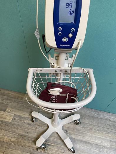 Used Welch Allyn Spot Vital Signs Monitor auf Trolley mit Fingersensor, Manschette, SpO2