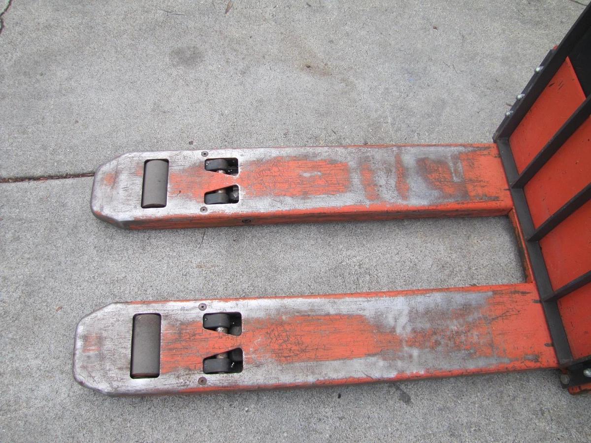 Used Toyota 8HBE30 Electric Pallet Jack 24 VDC 24V With Battery Charger 6000 lbs.