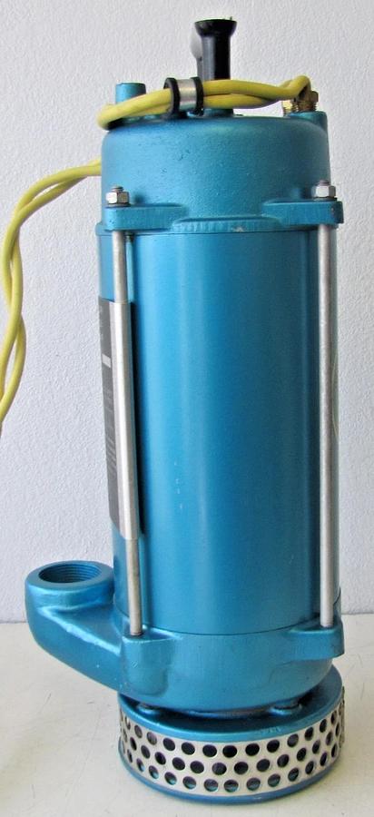 Used Warren Rupp SPA 12V DC Submersible Pump 30A 1-1/2 in Outlet Battery Clamps Case