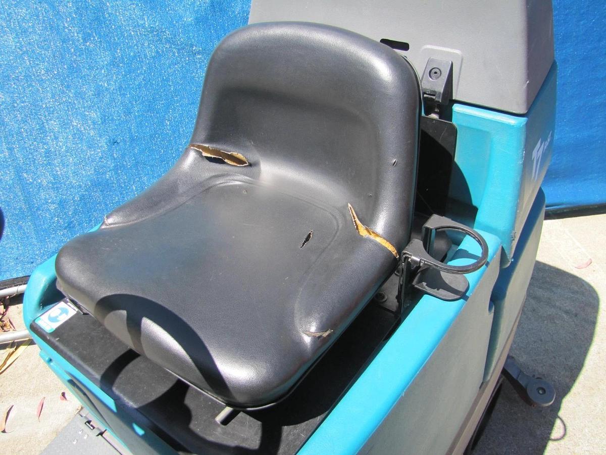Used Tennant T7 Ride On Floor Scrubber 32" Work Path Disc Type 24V Battery W/ Charger