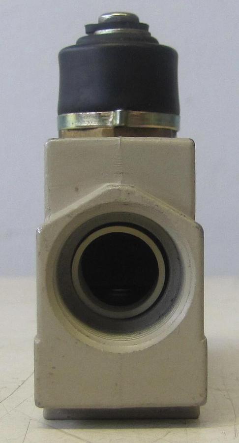 Used Omron ZE-N-2S Enclosed Limit Switch Plunger Actuator SPDT