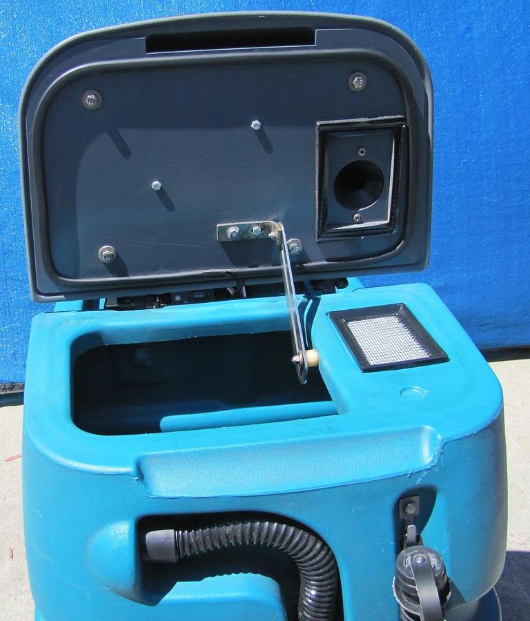 Used Tennant T7 Ride On Floor Scrubber 32" Work Path Disc Type 24V Battery W/ Charger