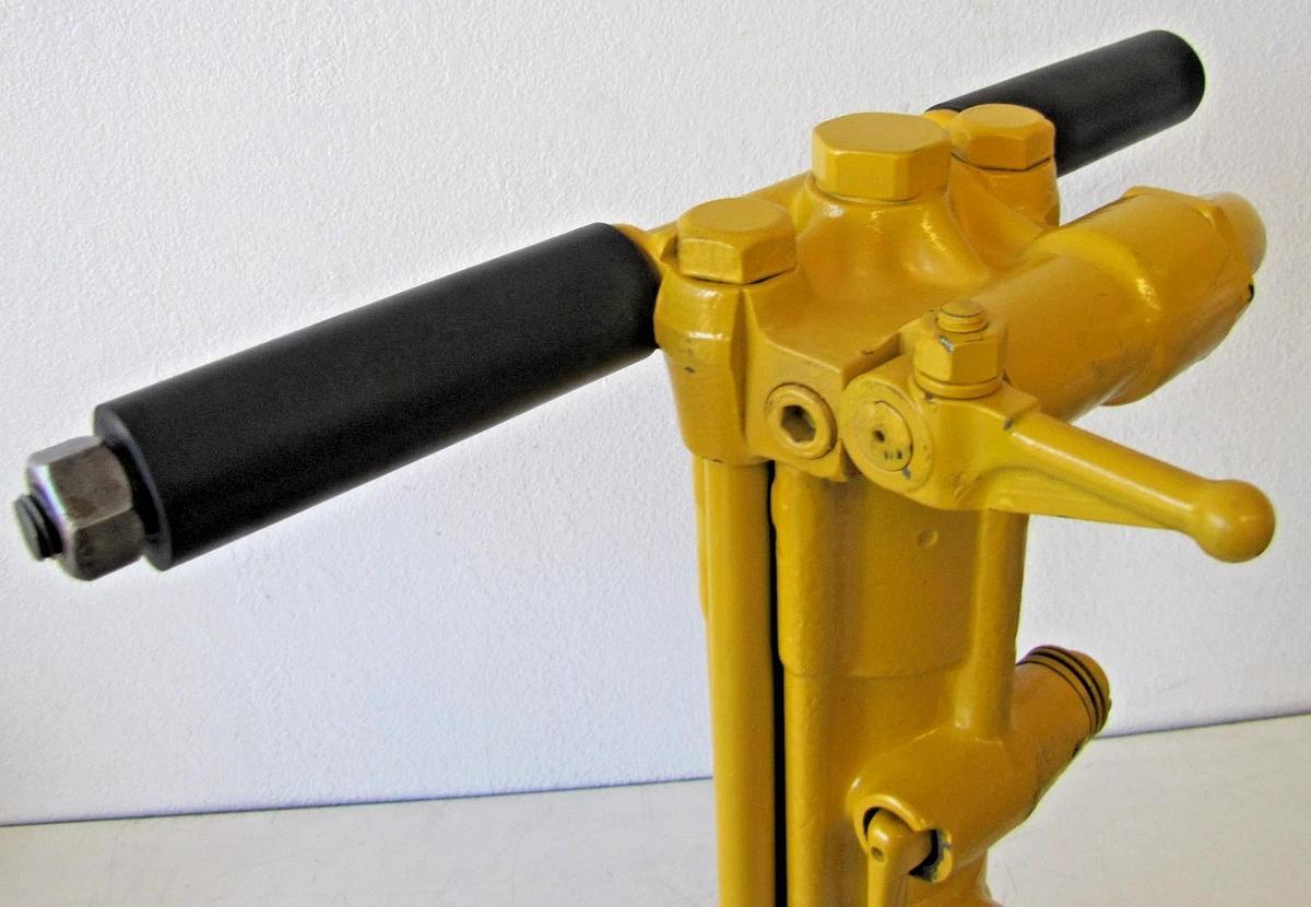 Used APT American Pneumatic Tools 90 lb Air Jackhammer Demolition Breaker Pavement