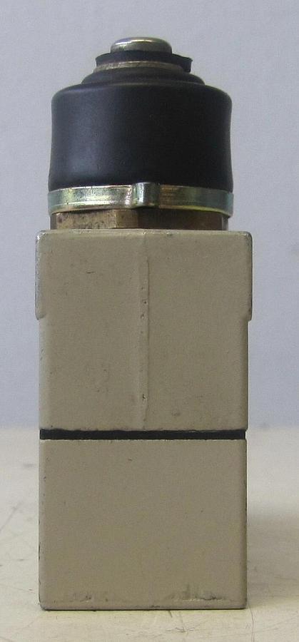 Used Omron ZE-N-2S Enclosed Limit Switch Plunger Actuator SPDT