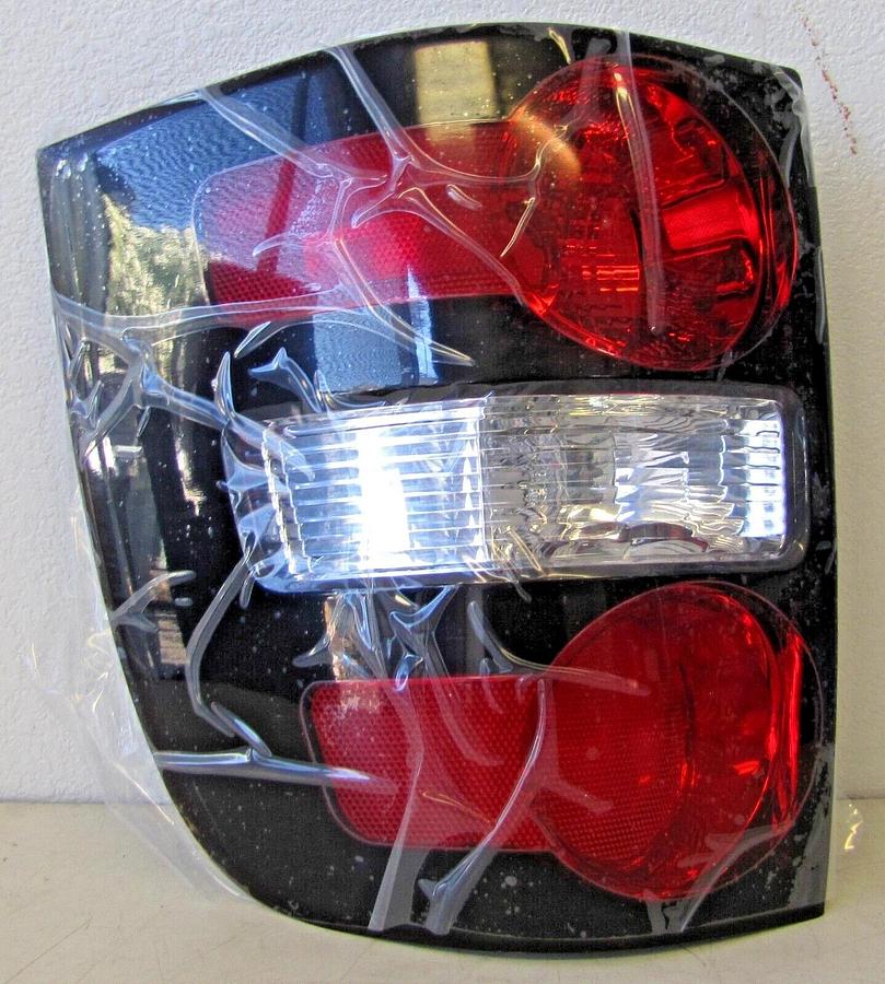 Used 2006-2010 Ford Explorer Tail Light Assembly Quarter Mounted Left