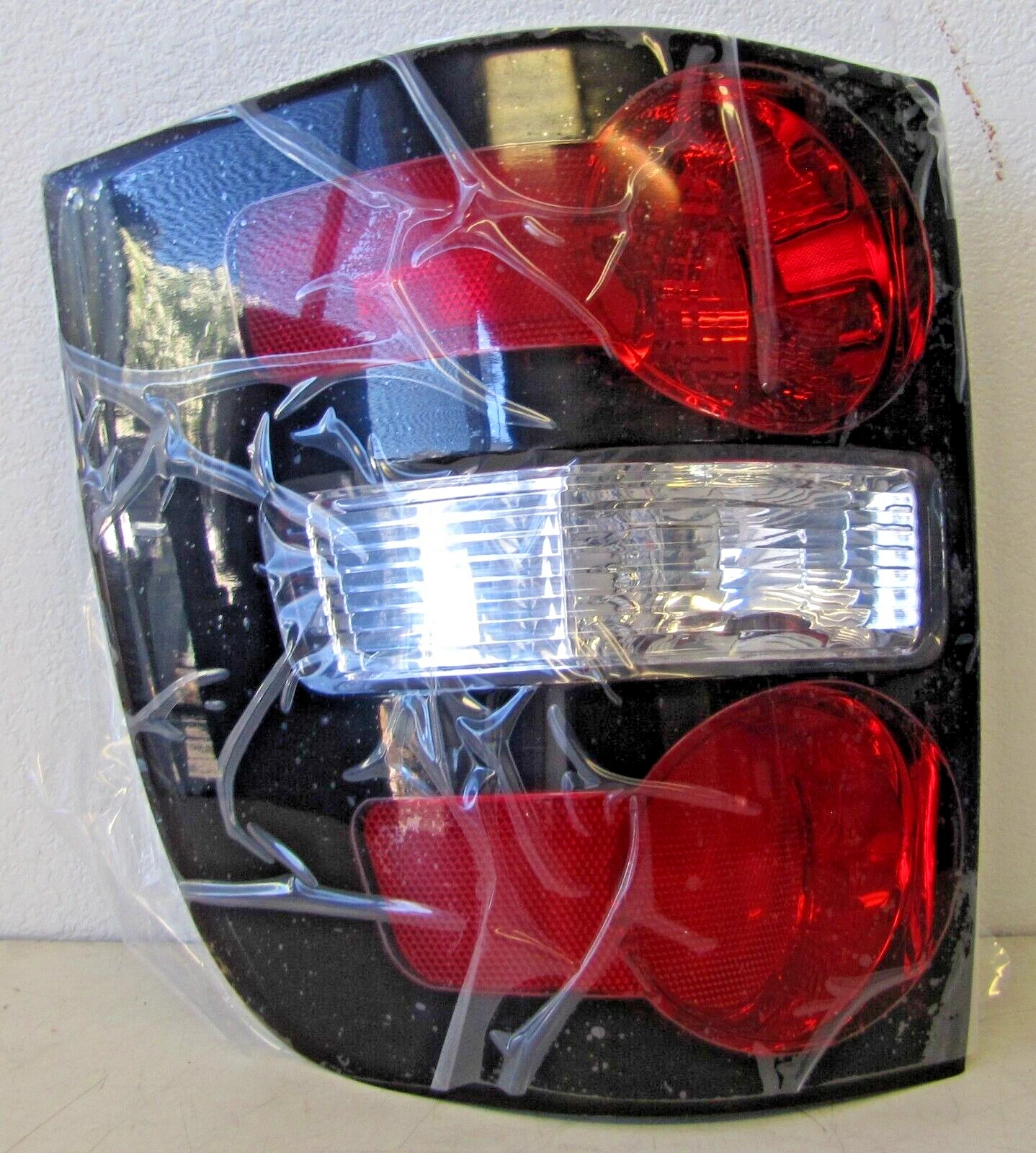 Used 2006-2010 Ford Explorer Tail Light Assembly Quarter Mounted Left