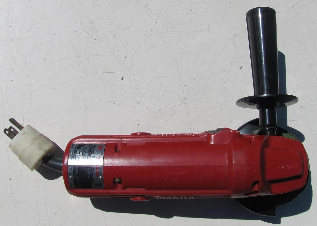 Used Makita M952 100mm Disc Grinder With Extra Discs and Carry Case