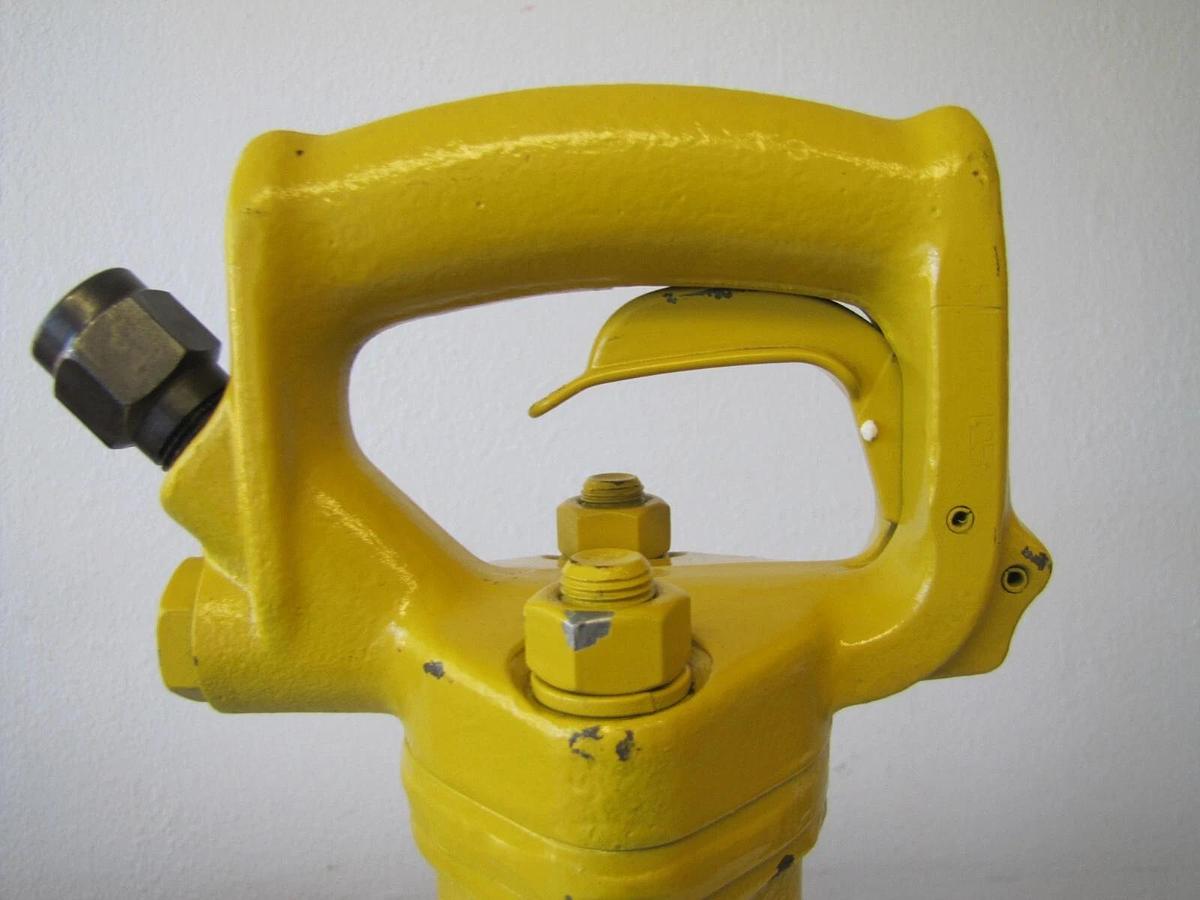 American Pneumatic Tools APT 125 Clay Digger Demolition Hammer Jackhammer 22 lbs