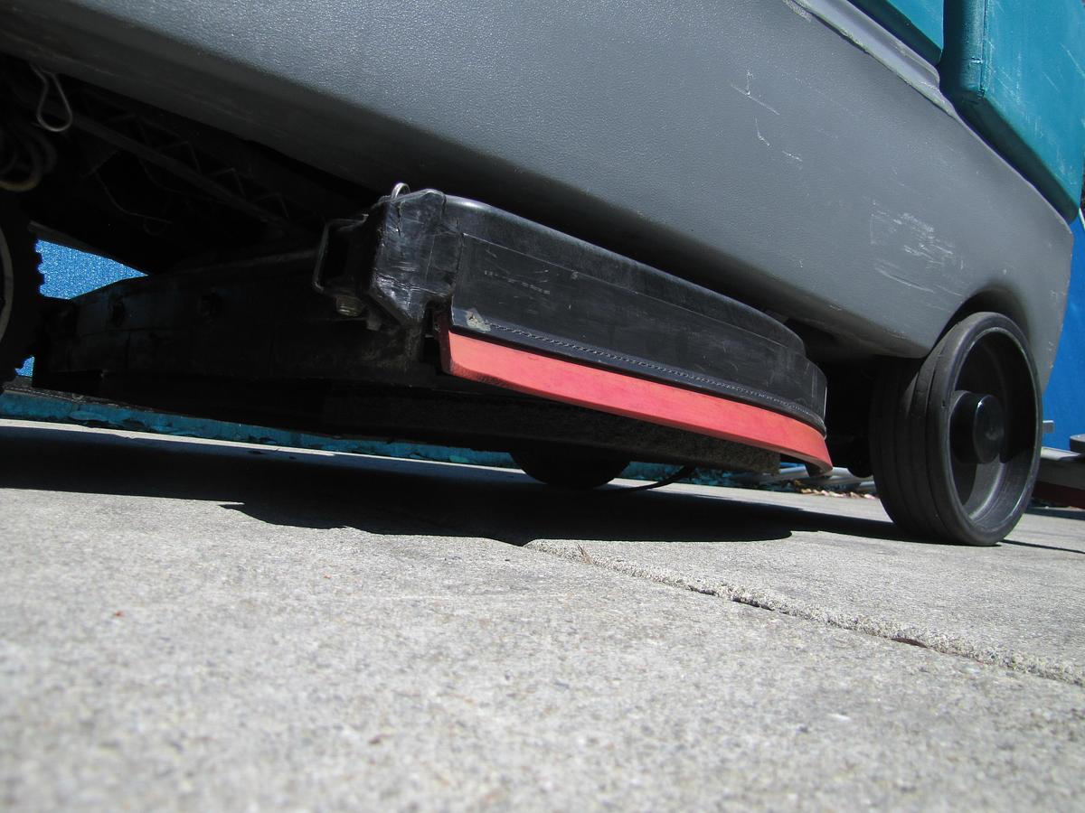 Used Tennant T7 Ride On Floor Scrubber 32" Disc Pad Holder 24 VDC With Charger