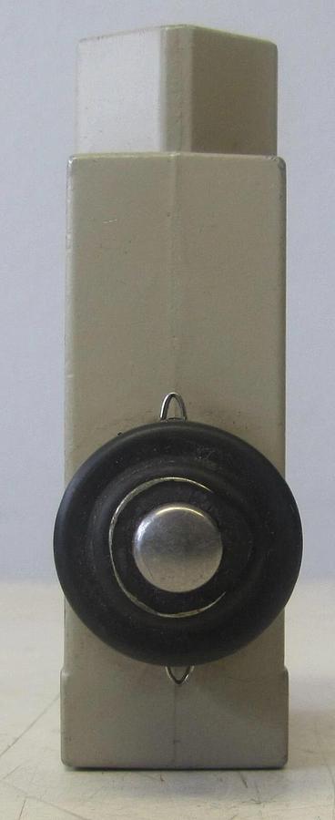 Used Omron ZE-N-2S Enclosed Limit Switch Plunger Actuator SPDT