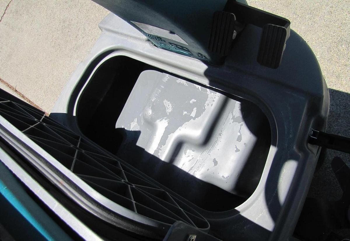 Used Tennant T7 Ride On Floor Scrubber 32" Disc Pad Holder 24 VDC With Charger