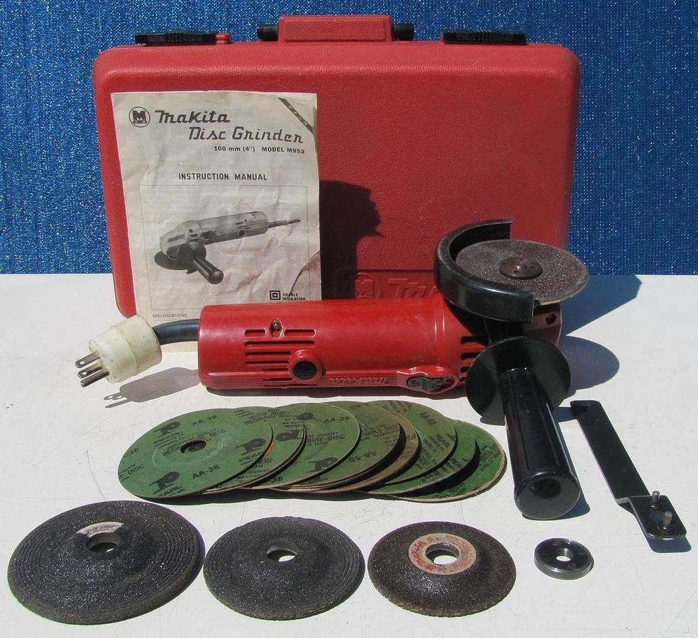 Used Makita M952 100mm Disc Grinder With Extra Discs and Carry Case