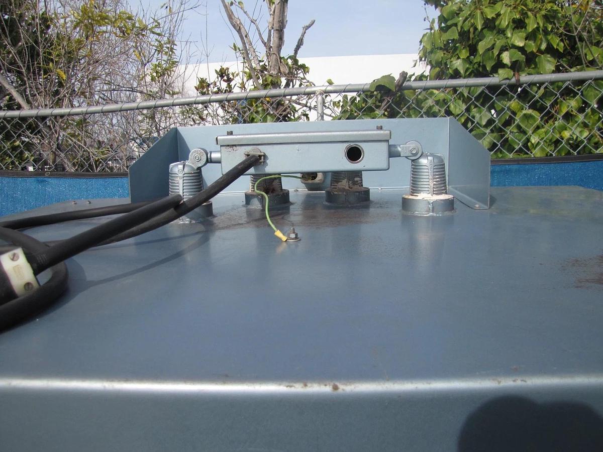 Used Universal Sand Abrasive Blast Blasting Cabinet with New Gloves 48"x 33" x 31"