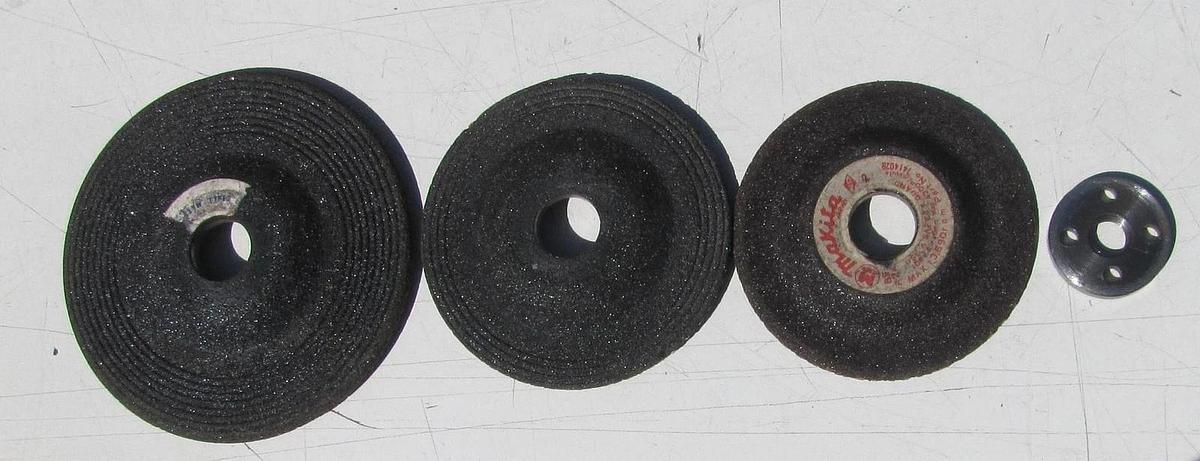 Used Makita M952 100mm Disc Grinder With Extra Discs and Carry Case