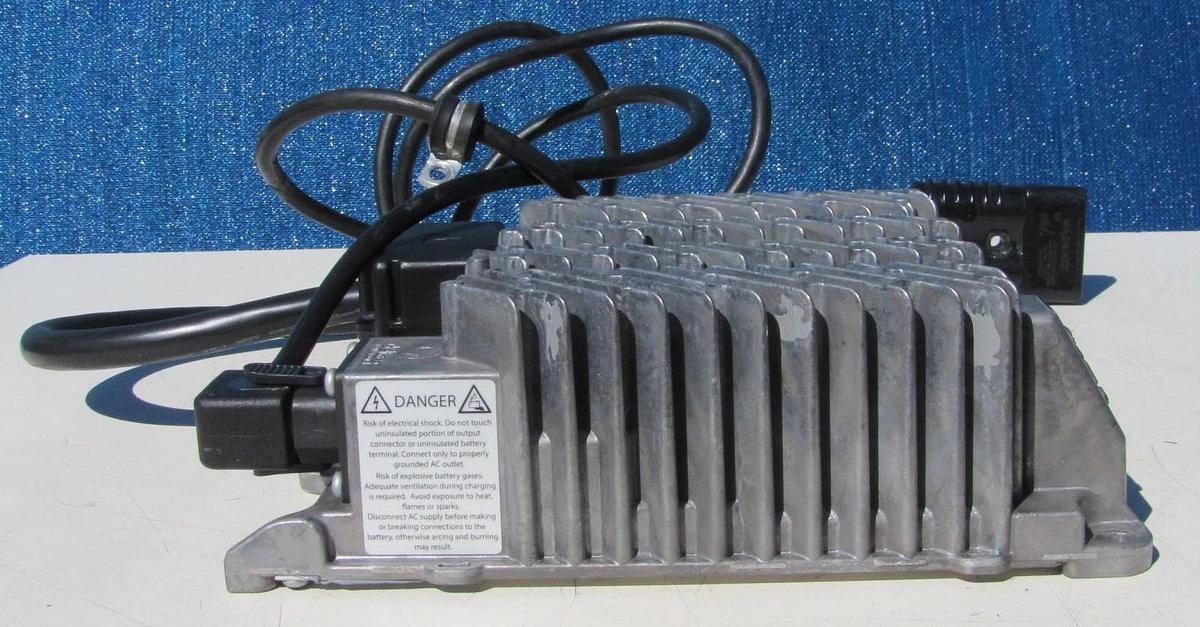 Used Delta Q Technologies 24 VDC 24V Battery Charger 4 Electric Pallet Jack Scrubber