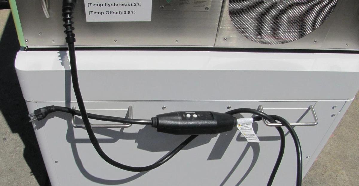 Used Chowbotics Sally01 Fresh Meal Salad Food Refrigerated Vending Machine AS IS 120V