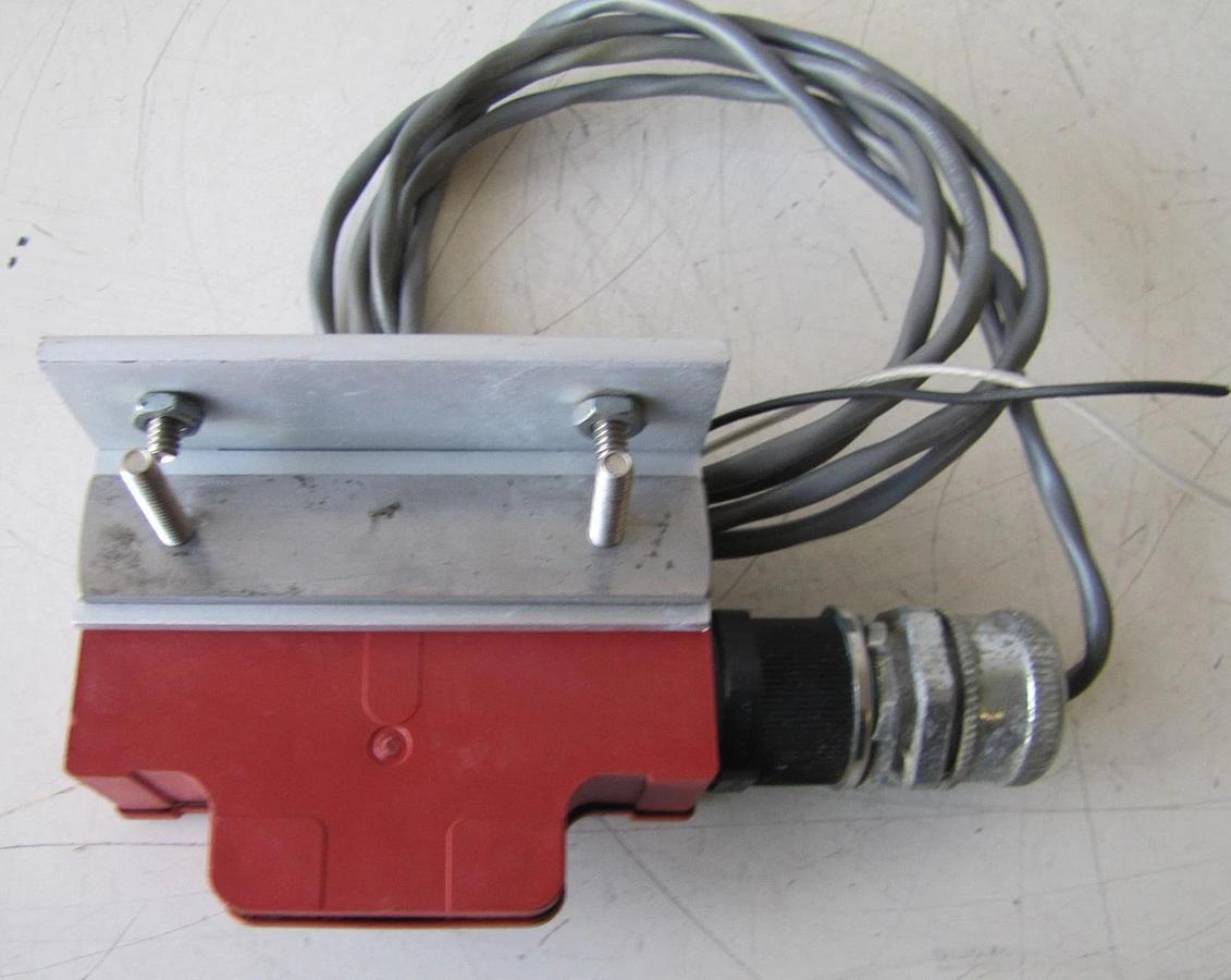 Used Elan Schmersal Hinged Interlock Safety Door Switch TESZ1102 TESZ 1102 250 VAC