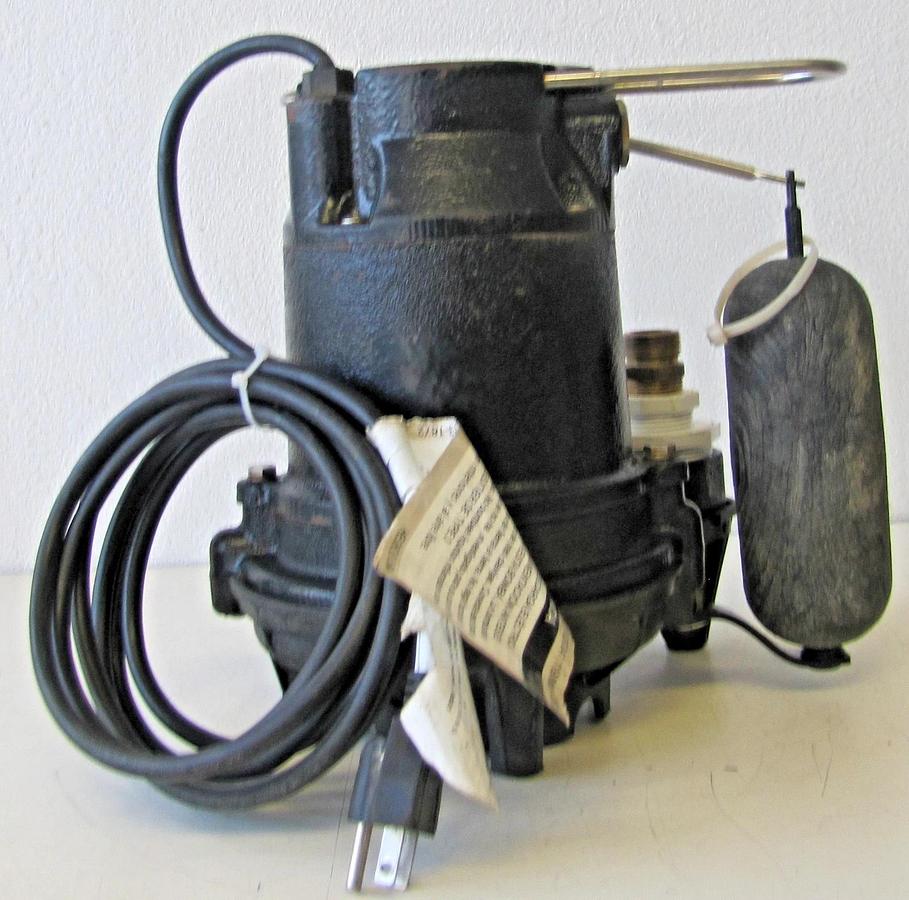 Used Everbilt Submersible Utility Sump Pump 1/3 HP 115V 6.5 Amps with Float