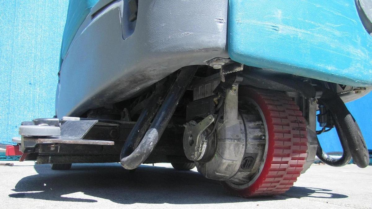 Used Tennant T7 Ride On Floor Scrubber 32" Disc Pad Holder 24 VDC With Charger