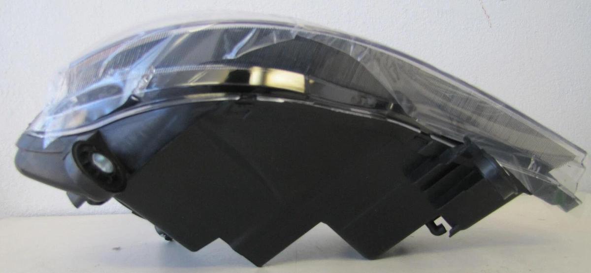 Used Right Headlight Fits 2008-2016 Chrysler Town & Country 11-20 Dodge Grand Caravan