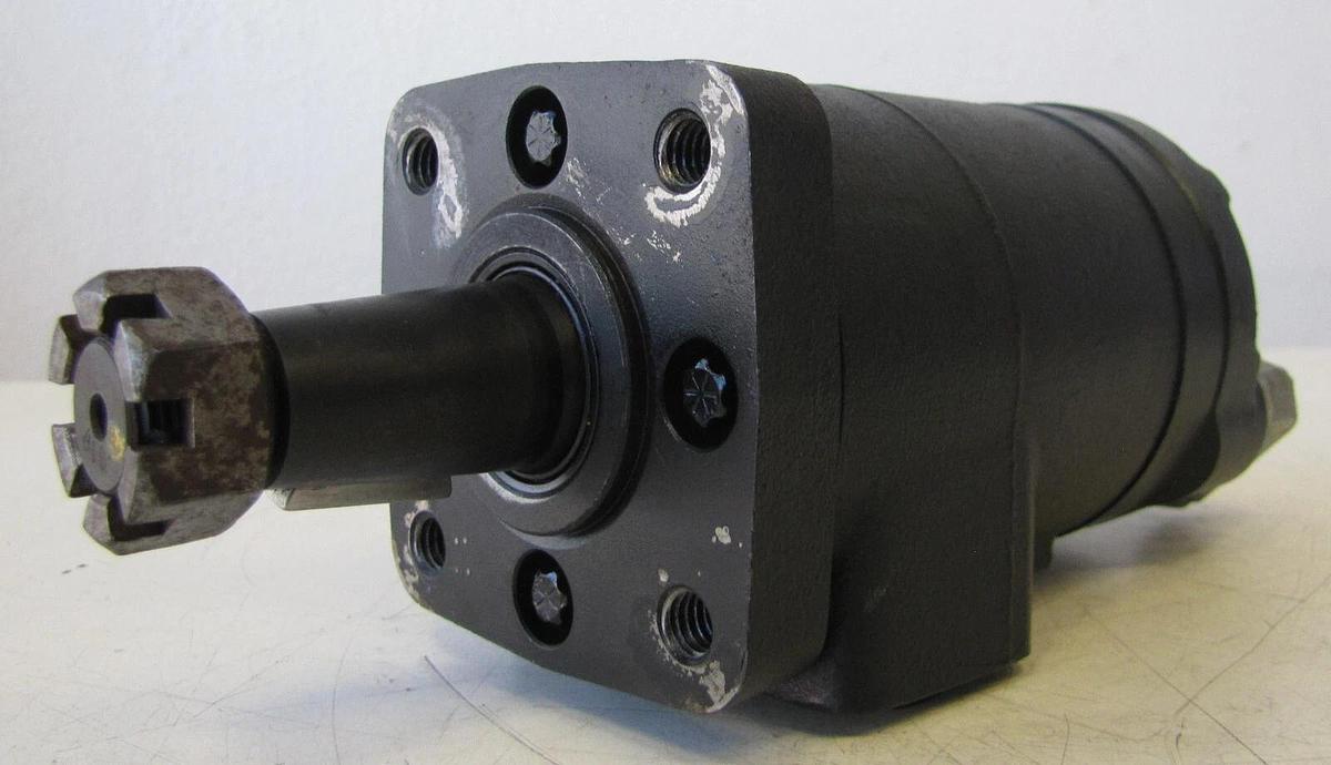 Used Tennant Main Brush Hydraulic Motor 1068811 for M20 Scrubber #2