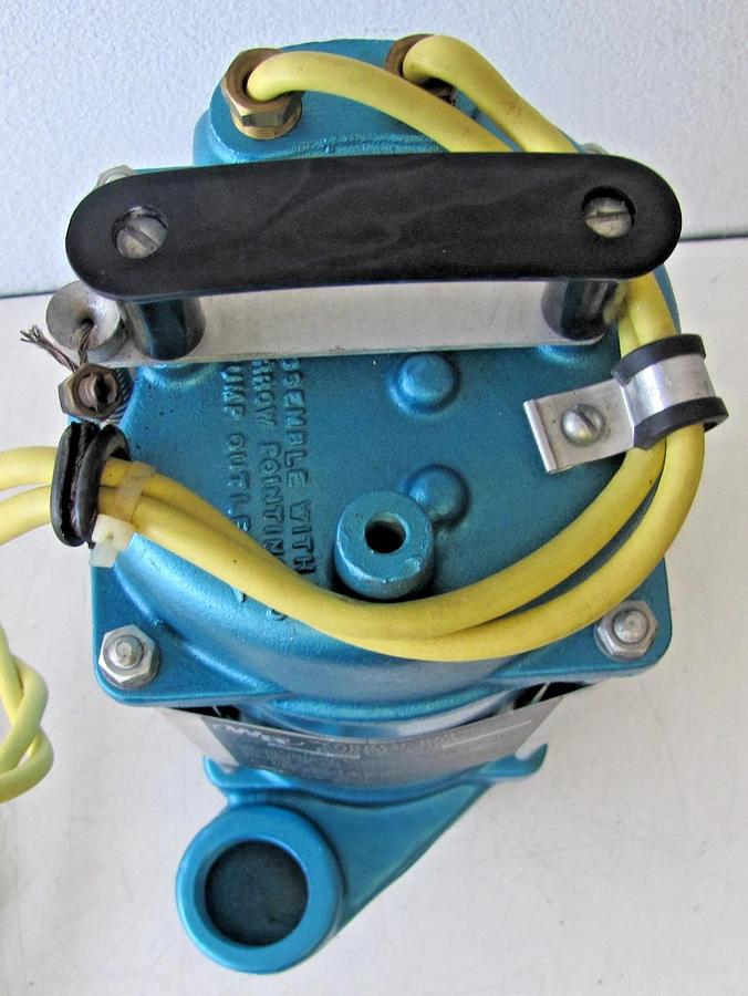 Used Warren Rupp SPA 12V DC Submersible Pump 30A 1-1/2 in Outlet Battery Clamps Case