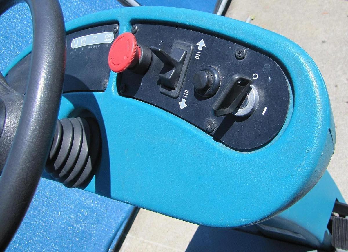 Used Tennant T7 Ride On Floor Scrubber 32" Disc Pad Holder 24 VDC With Charger