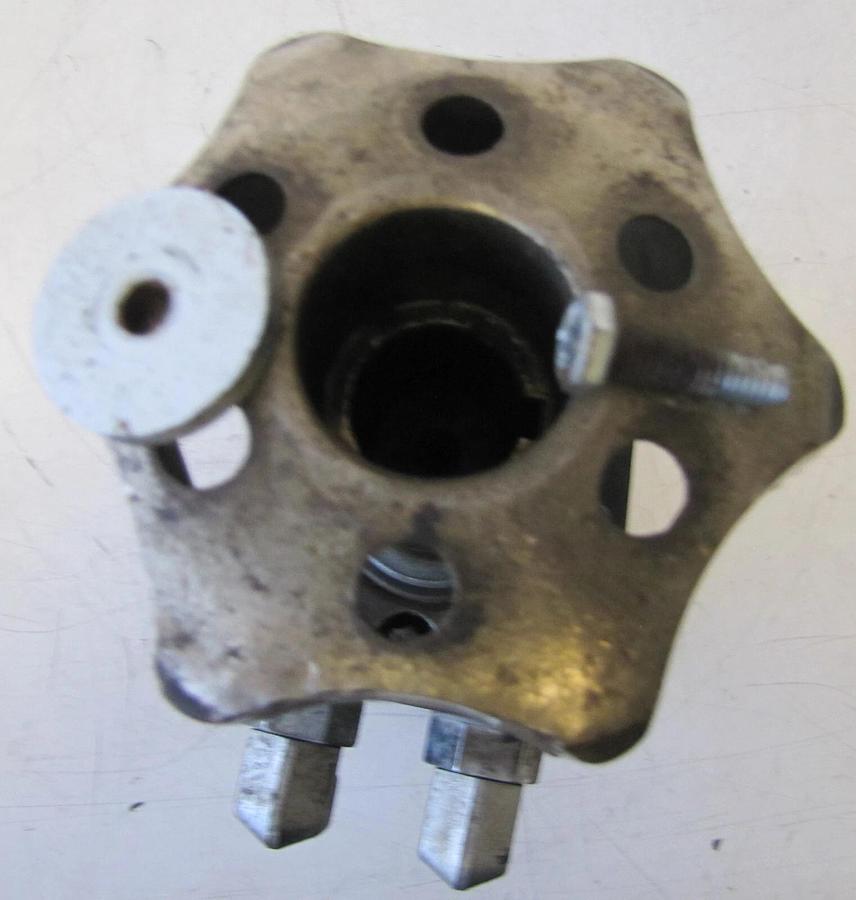 Used Tennant Side Brush Hydraulic Motor 1068812 with Hub for M20 Scrubber