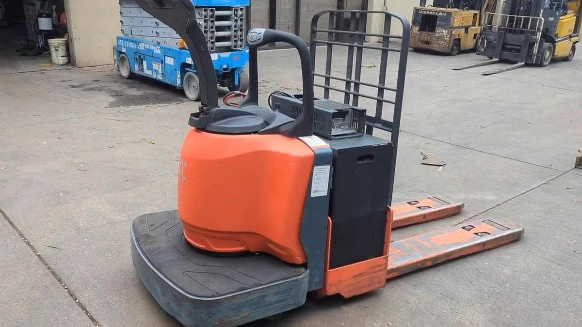 Used Toyota 8HBE30 Electric Pallet Jack 24 VDC 24V With Battery Charger 6000 lbs.