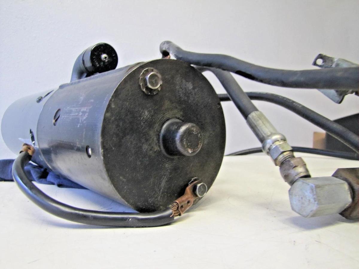 Used Monarch Hydraulics 12V DC Hydraulic Pump 2114 with Ram 12 VDC 2500 psi 1 Gallon