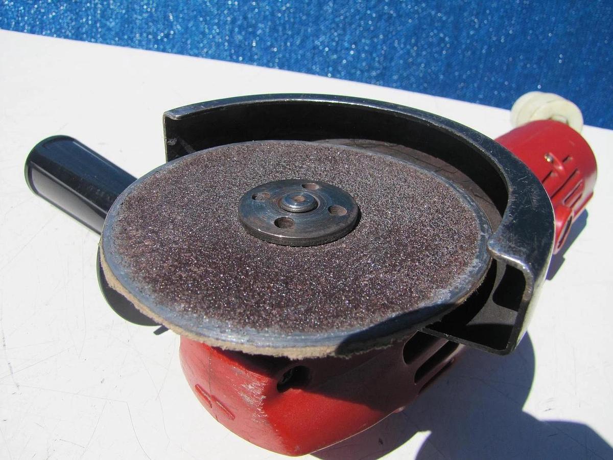 Used Makita M952 100mm Disc Grinder With Extra Discs and Carry Case