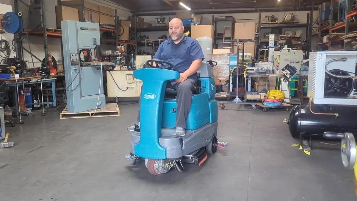Used Tennant T7 Ride On Floor Scrubber 32" Work Path Disc Type 24V Battery W/ Charger