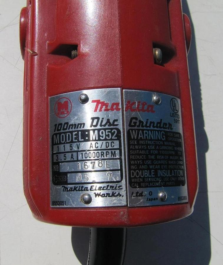 Used Makita M952 100mm Disc Grinder With Extra Discs and Carry Case