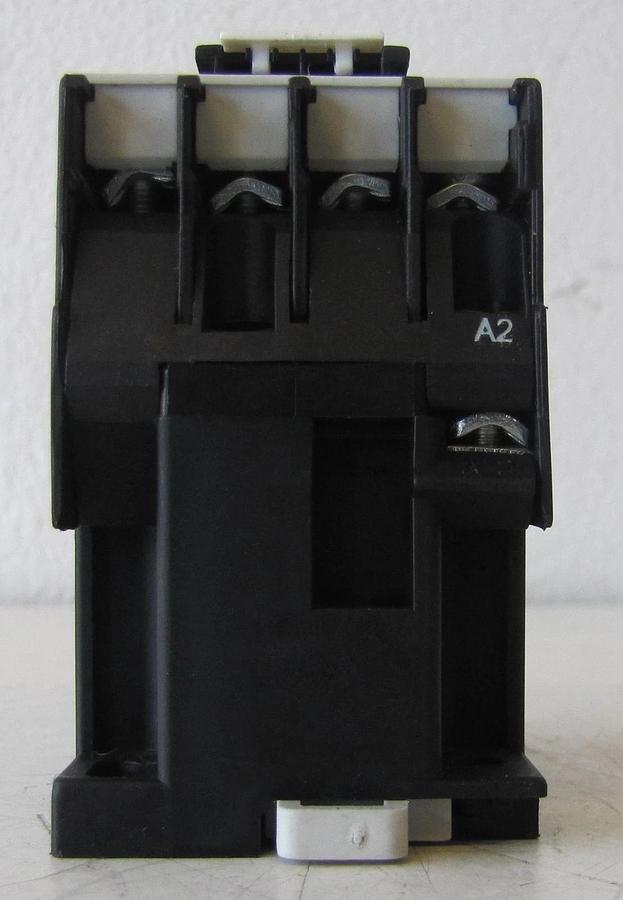 Used Dayton Electrical 9 Amp IEC Contactor 3 Pole 600V Max 6EAJ9 w/ 24V 50/60 Hz Coil