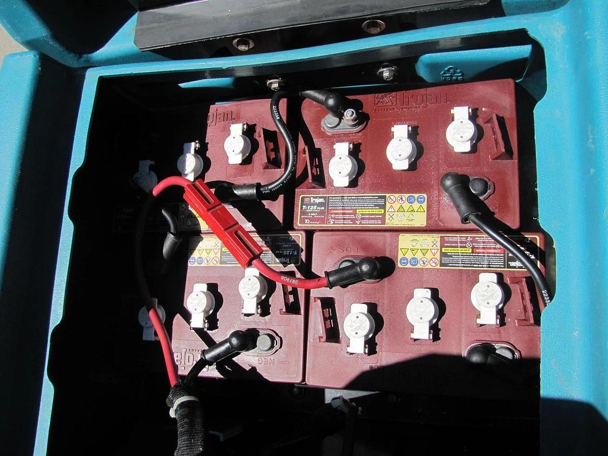 Used Tennant T7 Ride On Floor Scrubber 32" Disc Pad Holder 24 VDC With Charger