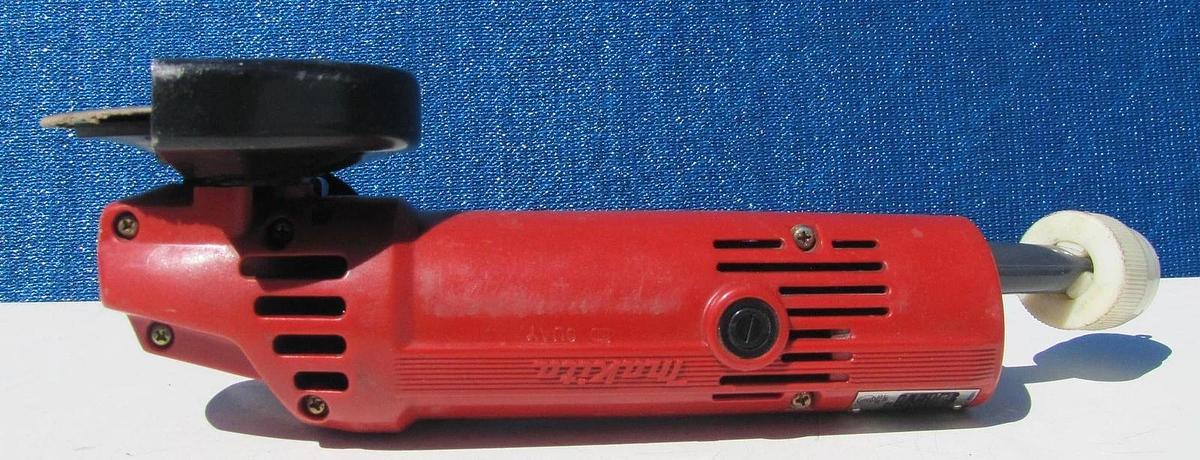 Used Makita M952 100mm Disc Grinder With Extra Discs and Carry Case