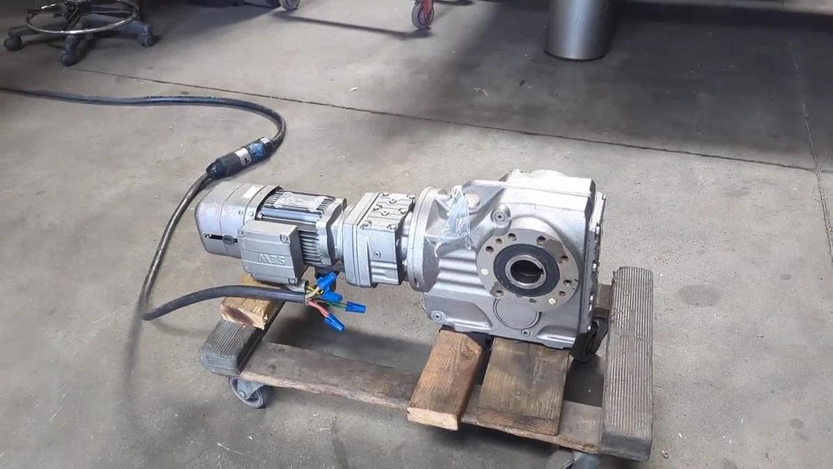 Used Sew Eurodrive Gear Motor Ratio 428.00 In 1690 rpm Out 3.9 RPM 460V 3 Phase