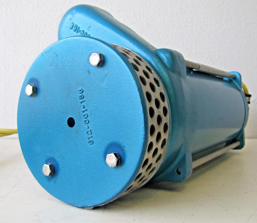 Used Warren Rupp SPA 12V DC Submersible Pump 30A 1-1/2 in Outlet Battery Clamps Case