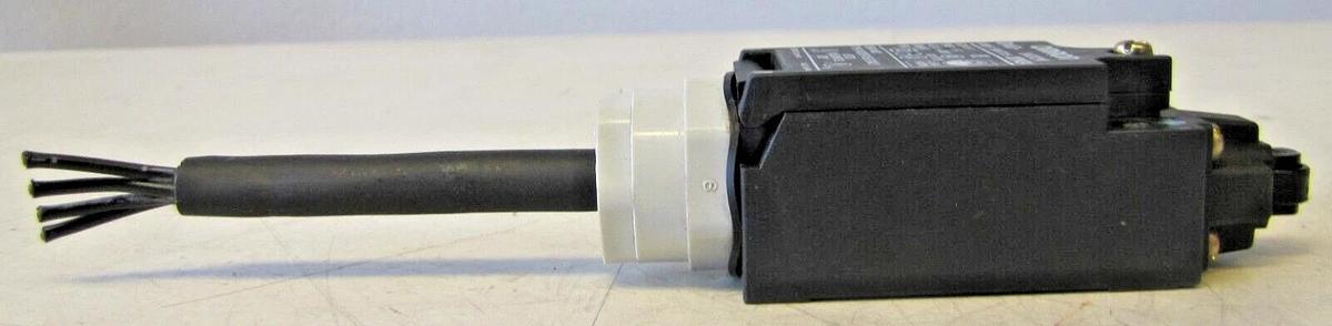 Used Omron D4D-1A32N Limit Switch NC DPST 400V Roller Plunger