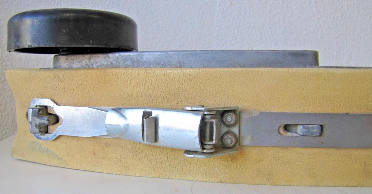 Nilfisk Advance Advenger 3400ST 34" Squeegee Assembly 56601454 Floor Scrubber