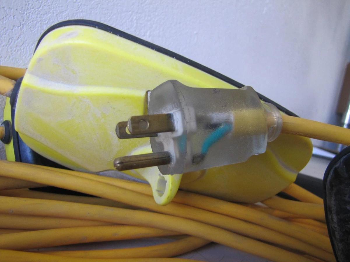 Used Southwire 100 ft LED String Light 14/3 SJTW Indoor & Outdoor 120V 10 Lights