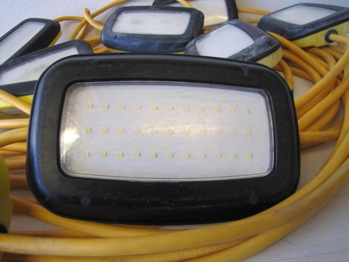 Used Southwire 100 ft LED String Light 14/3 SJTW Indoor & Outdoor 120V 10 Lights