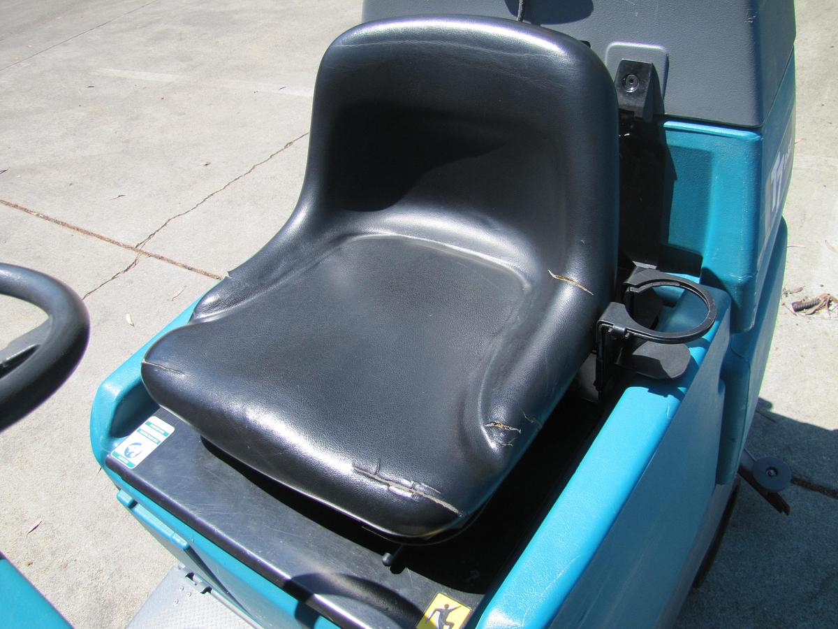 Used Tennant T7 Ride On Floor Scrubber 32" Disc Pad Holder 24 VDC With Charger