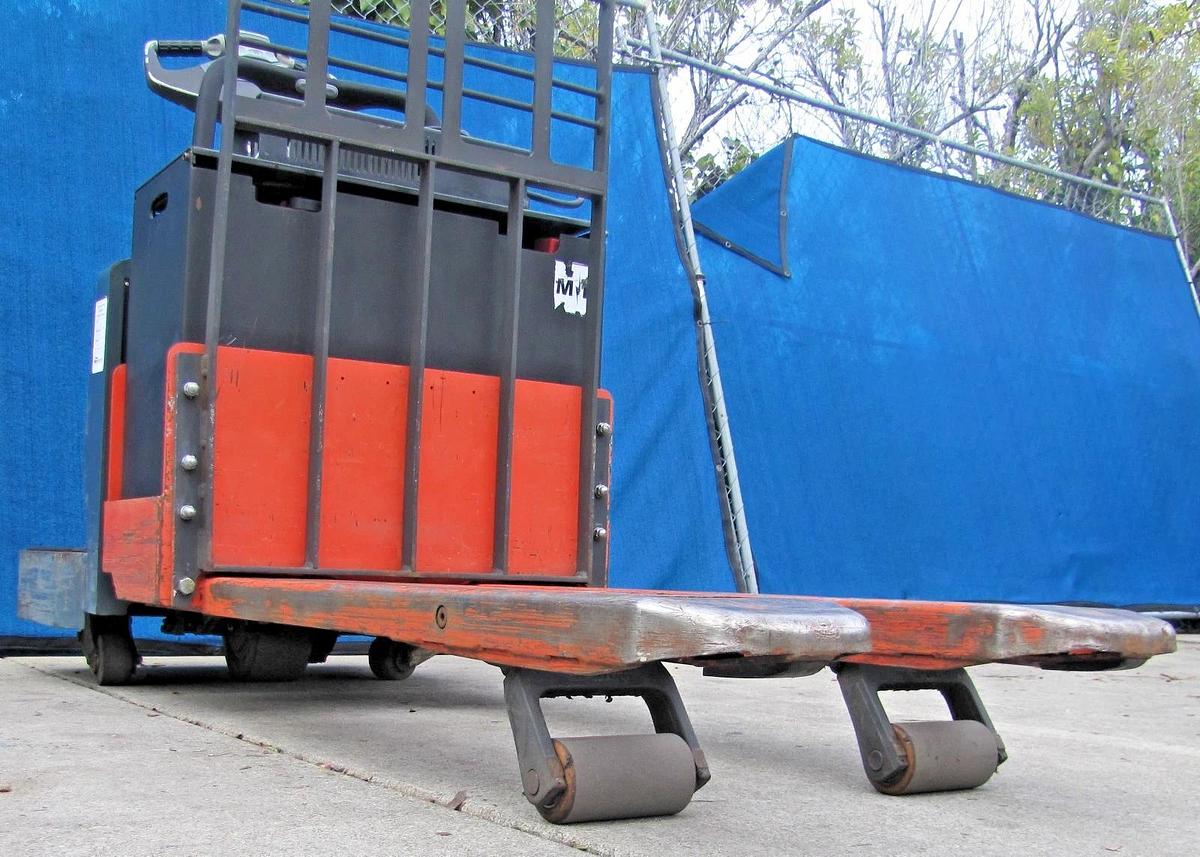 Used Toyota 8HBE30 Electric Pallet Jack 24 VDC 24V With Battery Charger 6000 lbs.