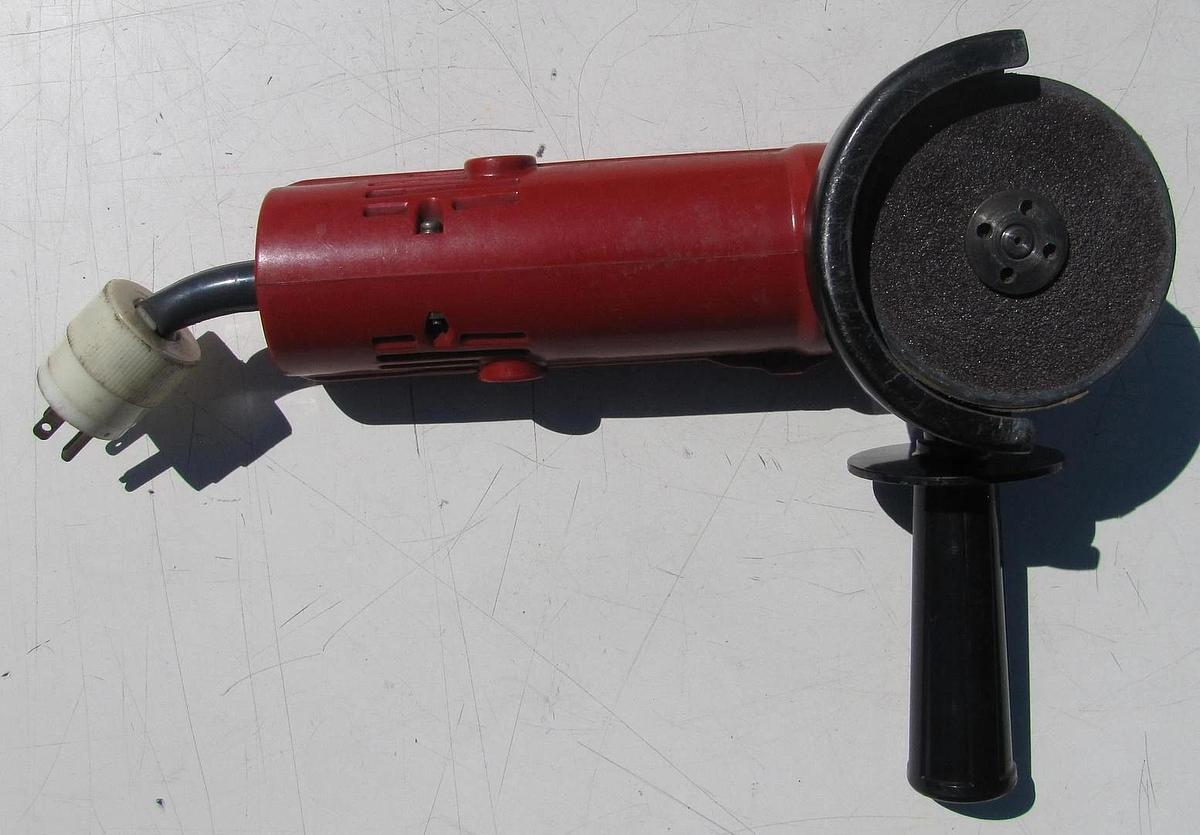 Used Makita M952 100mm Disc Grinder With Extra Discs and Carry Case