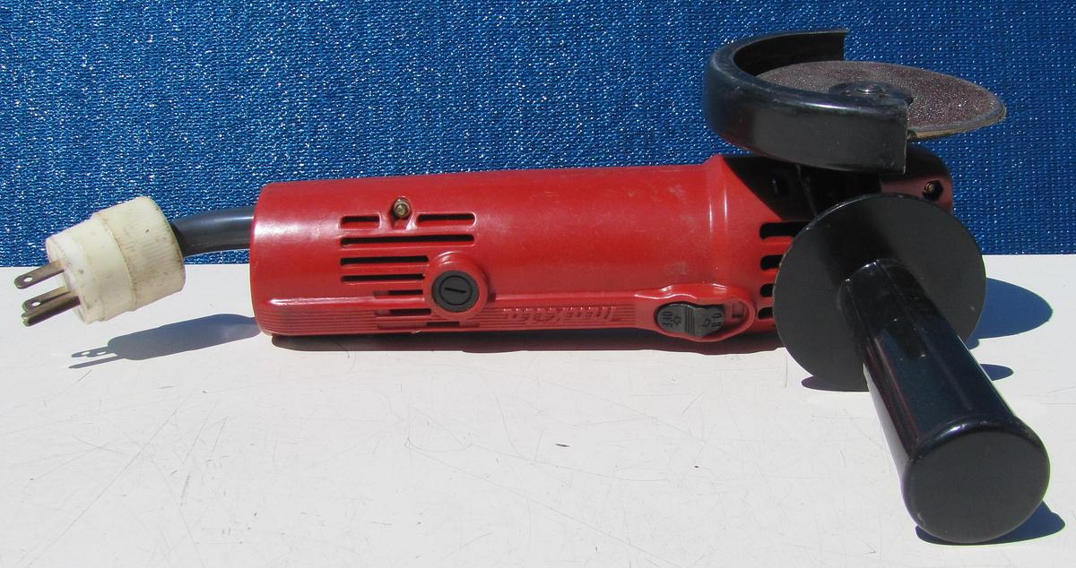 Used Makita M952 100mm Disc Grinder With Extra Discs and Carry Case