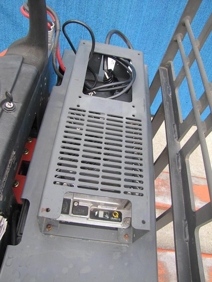 Used Toyota 8HBE30 Electric Pallet Jack 24 VDC 24V With Battery Charger 6000 lbs.