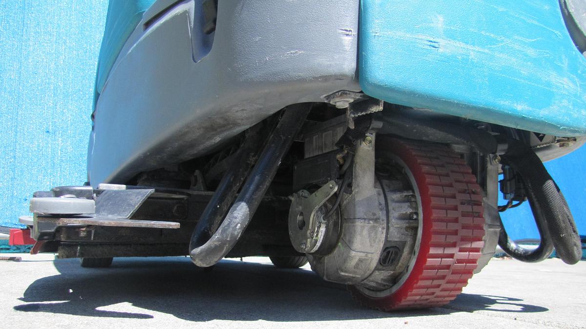 Used Tennant T7 Ride On Floor Scrubber 32" Disc Pad Holder 24 VDC With Charger